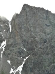 Traccia di salita (in bianco la variante di sinistra al gendarme)