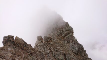 La facile cresta che porta all'attacco del castello sommitale