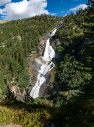 Cascata vista dal sentiero che scende sul versante opposto