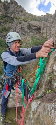 S2 - Rello allestisce la sosta di calata su 3 buoni chiodi.