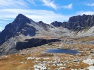 Il lago è sullo sfondo  il monte Chersogno.