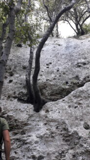 Attacco della via, chiodo in parete