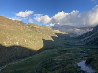 L’ombra delle montagne sulle montagne.