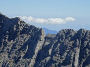 Dettaglio sul passo chiave della cresta, da sx: calata, rasoir orizzontale e risalita di IV (sul versante E non visibile)