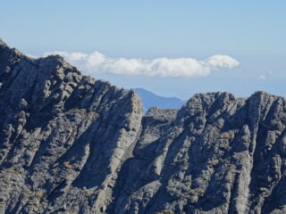 Dettaglio sul passo chiave della cresta, da sx: calata, rasoir orizzontale e risalita di IV (sul versante E non visibile)