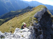 Facili tatti un po' esposti di arrampicata su roccia calcarea. 