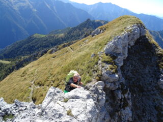 Facili tatti un po' esposti di arrampicata su roccia calcarea. 