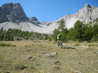 discesa su tracce di sentiero e Passo di Desertes sullo sfondo