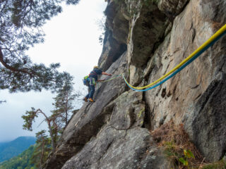 L4, partenza in traverso su placca con piedi buoni.