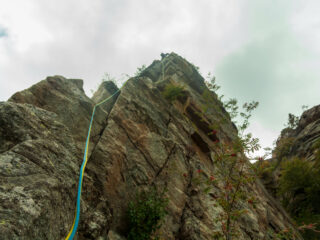 L8, spigolo con prese buone e appoggi discreti, bello aereo