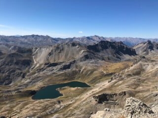 Magnifico panorama dalla cima con i laghi Roburent in basso