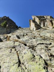 Attacco della via (alla base delle placche c'e l'indicazione per una via 