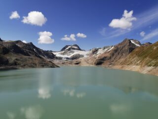 Lago del Sabbione con vista sul ghiacciaio omonimo e Punta d'Arbola.
