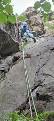 L1. Questo il tiro che avevo già aperto in precedenza grazie all'attenta sicura dell'amica Paola Pintus. 3 chiodi assicurano la salita di questi 20 metri di max 5a, ma è possibile integrare con nuts e friends.