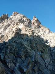 il colletto dietro al torrione, a dx il canale detritico sotto la vetta