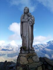 la statua in cima 