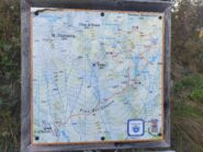 La cartina della zona (pannello a quota 1800 ca), con l'indicazione dei sentieri/tracce segnalati nella zona dei laghi.