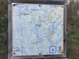 La cartina della zona (pannello a quota 1800 ca), con l'indicazione dei sentieri/tracce segnalati nella zona dei laghi.