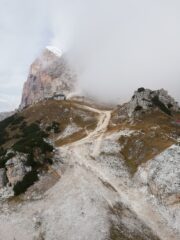 Rifugio Pomedes e neve sulla Tofana di Mezzo