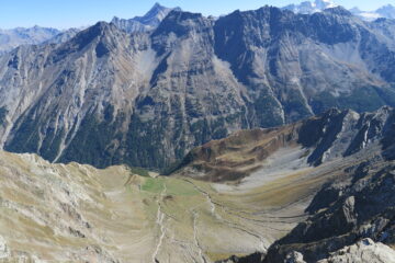 il versante di Rhemes, sullo sfondo Grivola e Gran Paradiso