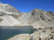 Vista dal Gran Lago: in centro il colle Vofrede con il canale ripido di discesa su sfasciumi