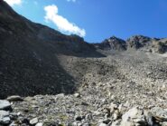 L'immensa pietraia che conduce al colletto, tra sole ed ombra.