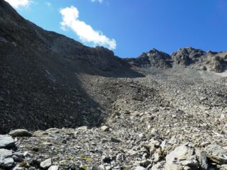 L'immensa pietraia che conduce al colletto, tra sole ed ombra.