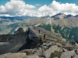 Oltre il colletto (a sx.), si punta verso la cima. 