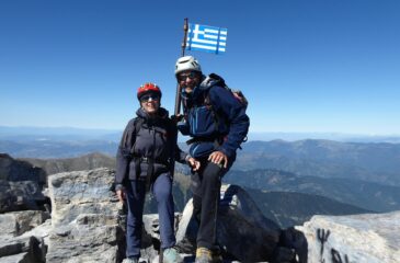 Mitikas in basso a dx il tridente di Zeuss