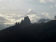 Dall'attacco le Cinque Torri e sullo sfondo l'imponente mole dell'Antelao.