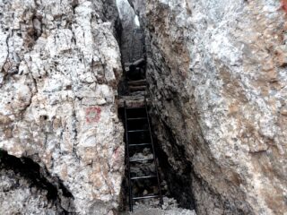 Un tratto attrezzato della via di discesa.