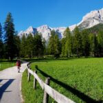 Sulla stradina, verso l'inizio del sentiero 12.