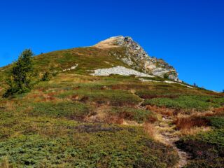 Il tratto sommitale visto da poco oltre l'ultimo fortino.