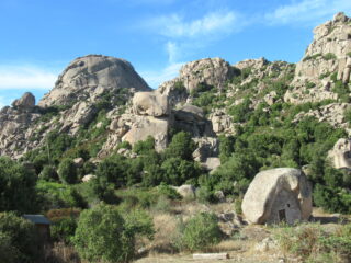 Il caratteristico riparo sottoroccia che serve da riferimento per reperire il cancelletto da cui parte l'avvicinamento.