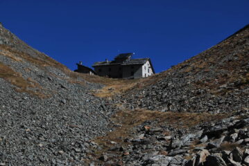 Colle Valdobbia e Ospizio nel blu dipinto di blu