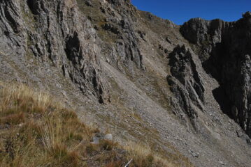 Il traverso che permette l’attraversamento del canalone e di portarsi sul lato opposto a riprendere il sentiero per il Bivacco Pascal