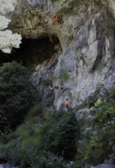 di fianco alla grotta