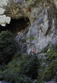 di fianco alla grotta