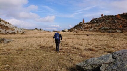 Il pianoro sotto il lago dove si trova il sentiero per scendere