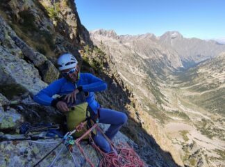 La pestifera Pisty: Pinotto in sosta nella parte alta della via.