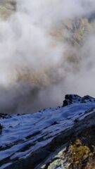 Canale a nord leggermente innevato e prime nubi