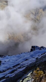 Canale a nord leggermente innevato e prime nubi