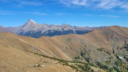 Il lungo traverso verso i colli Bicocca e di Sampeyre