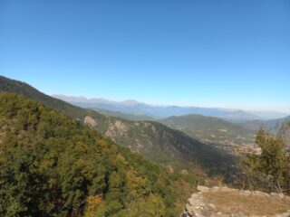 Splendida vista sull'arco alpino dal piazzale della chiesetta di vetta.