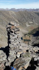 l'omettone di vetta con sullo sfondo il vallone di salita..