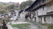 la pittoresca frazione di Adret da dove tutto inizia e finisce..