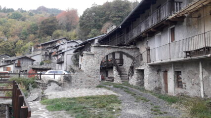 la pittoresca frazione di Adret da dove tutto inizia e finisce..