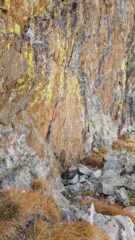 Su questa parete sosta di due chiodi e un cordino per calarsi nel canale fino alle soste delle vie di arrampicata 