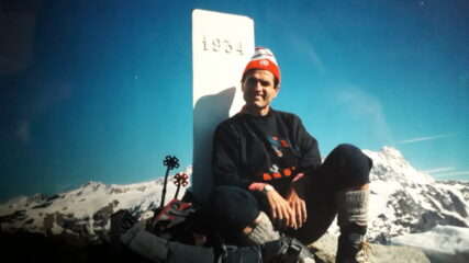 in cima al Corno Bianco con dietro parzialmente nascosto il Rosa..