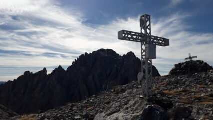 la cima ora con due croci e la cupa sagoma  dell'Oronaye proprio li di fronte..